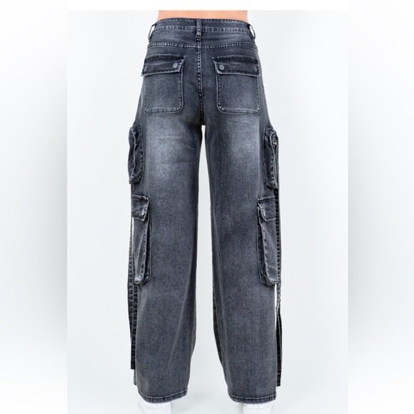 Chic Black Wash Wide Leg Jeans With Cargo Pockets Detail - Picture 4 of 5